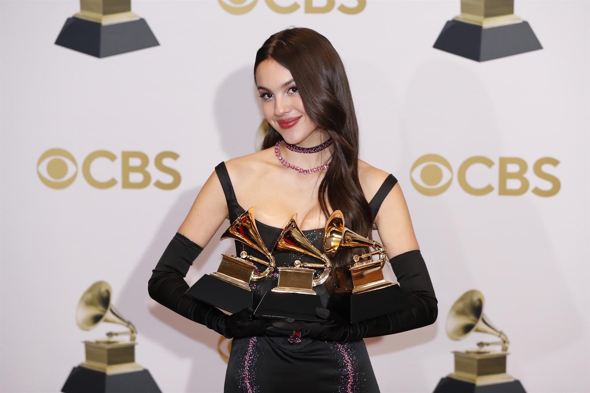 mussiconmx's tweet photo. Los ganadores de la noche #GRAMMYs 2022 son #JonBatiste con 5 galardones y #OliviaRodrigo con 3 👏🏼👏🏼🤘🤘🙌🙌 #GrammyAwards #GRAMMYS2022 #Grammy #Musica @RecordingAcad https://t.co/0x38egiXJE