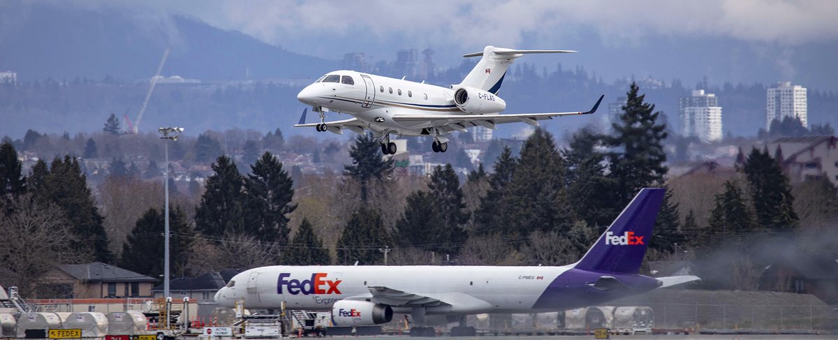 Kent_YVR's tweet image. Parallel approach and the featured @AirSprint @Embraer #Legacy450 @yvrairport. #yvrspotters #avgeek #Vancouver #luxury #travel #BizJet