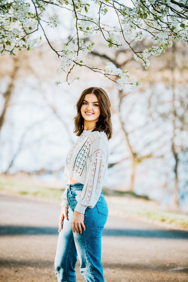 _AnasteySeal_'s tweet photo. my mom requested i have college senior pictures done since i’m the first college graduate from our family

here’s a few of them :) https://t.co/eiw60CKfSb
