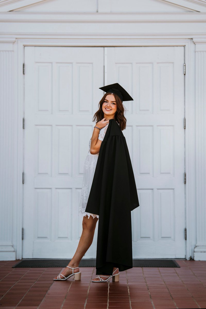 _AnasteySeal_'s tweet photo. my mom requested i have college senior pictures done since i’m the first college graduate from our family

here’s a few of them :) https://t.co/eiw60CKfSb