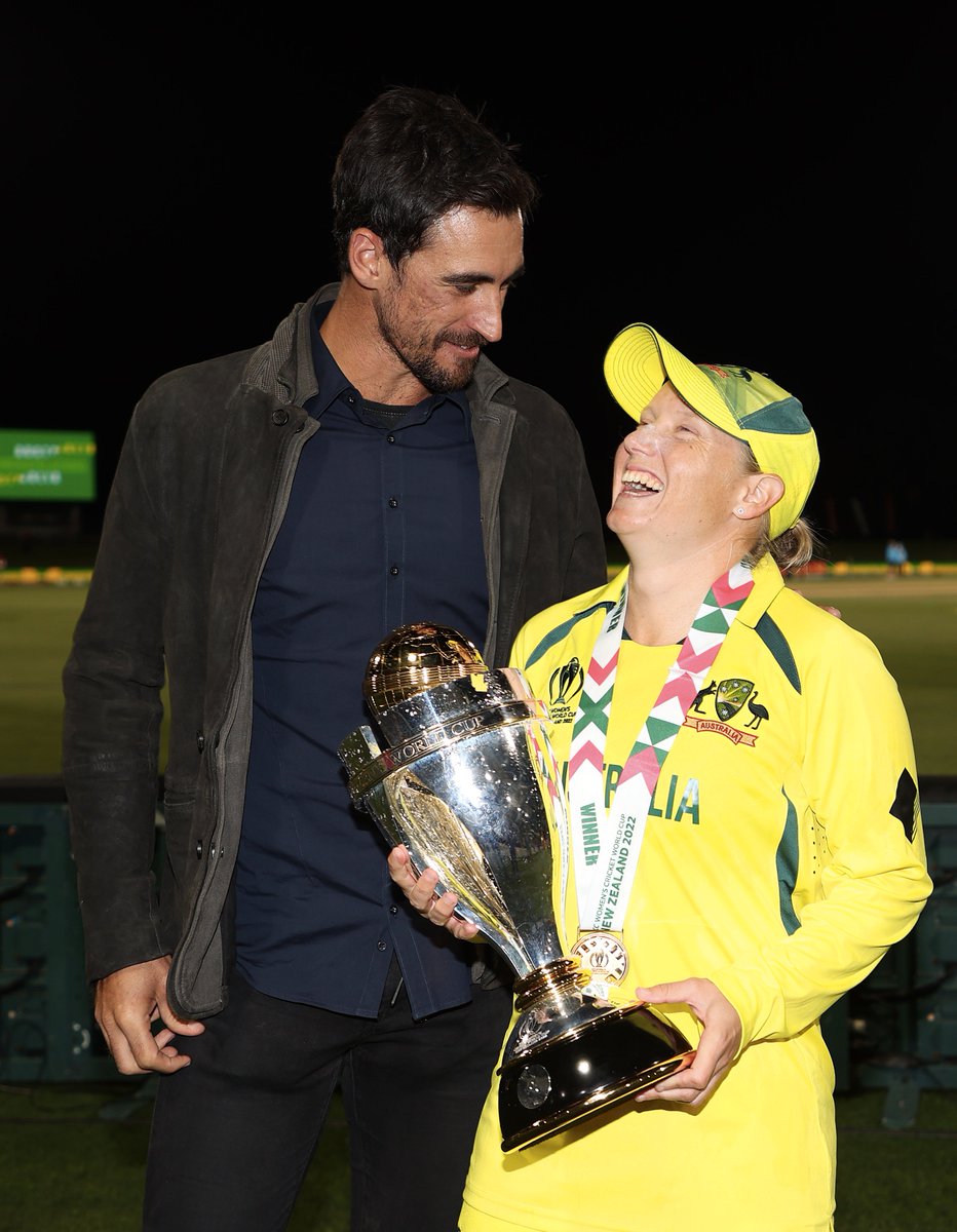 amit_jain_k's tweet photo. The sweetest pic of the day on twitter!!❤️ @ahealy77 #CWC22   #AUSvENG   #CWC22final #MitchellStarc https://t.co/K0gMynr4y5