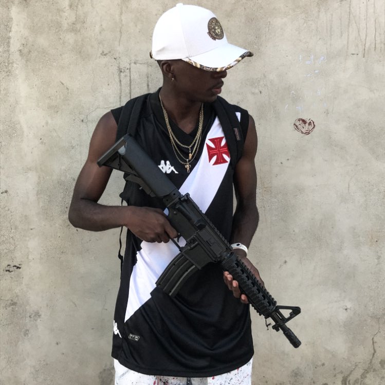 MADEINFAVELARJ's tweet photo. Em CRIAS DO MORRO (WEBSERIE) DEH (Flavio Marques) é um jovem sonhador e um dos seus maiores sonhos e se tornar jogador de futebol profissional porém tudo muda após o seu irmão o abandonar na sua pior fase !

OBS: ARMA DE AIRSOFT ⚠️
ARMAMENTO CINEMATOGRÁFICO ⚠️🎬

@damarques09_ https://t.co/uIX8xl8nnc