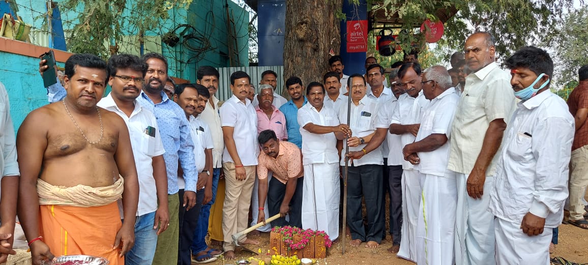 KNVijeykumarMLA's tweet photo. ஈட்டிவீரம்பாளையம் ஊராட்சியில் முட்டியன்கிணறு பஸ் நிறுத்தம், லட்சுமி கார்டன், தட்டாங்குட்டை ஆகிய மூன்று இடங்களிலும் MLA தொகுதி மேம்பாட்டு நிதியின் மூலம் ரூபாய் 13.50 லட்சம் மதிப்பீட்டில் மூன்று பயணியர் நிழற்குடை அமைப்பதற்கான பணிக்கு பூமி பூஜை செய்து துவக்கி வைத்தேன். https://t.co/WZoJyHHEdM