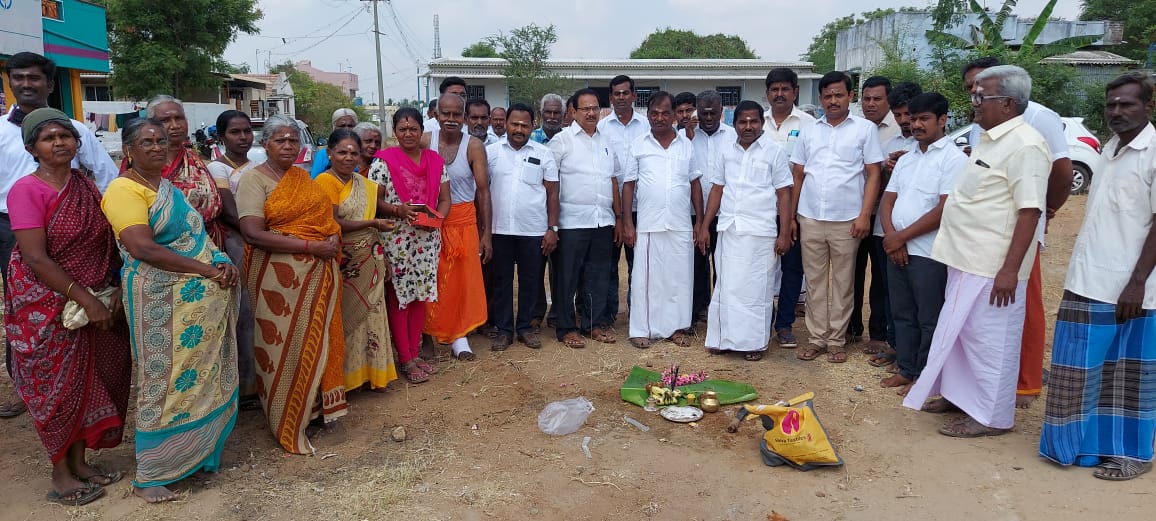 ஈட்டிவீரம்பாளையம் ஊராட்சியில் முட்டியன்கிணறு பஸ் நிறுத்தம், லட்சுமி கார்டன், தட்டாங்குட்டை ஆகிய மூன்று இடங்களிலும் MLA தொகுதி மேம்பாட்டு நிதியின் மூலம் ரூபாய் 13.50 லட்சம் மதிப்பீட்டில் மூன்று பயணியர் நிழற்குடை அமைப்பதற்கான பணிக்கு பூமி பூஜை செய்து துவக்கி வைத்தேன்.