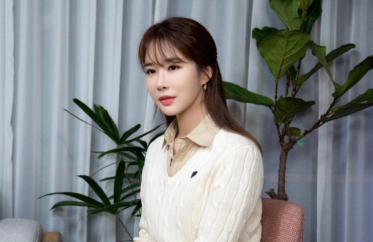 yooinna_fandom's tweet photo. From 'Between Us'
Back and forth between presenter and narrator
'Yoo In-na', an all-round entertainer who is active 🤎
.
Today (4th) 11pm,
JTBC 'Very Private Relationship - Between Us'
Would you like to do the 2nd time together? ☕️

#Yooinna #Betweenus https://t.co/Hh8JGDsK5J