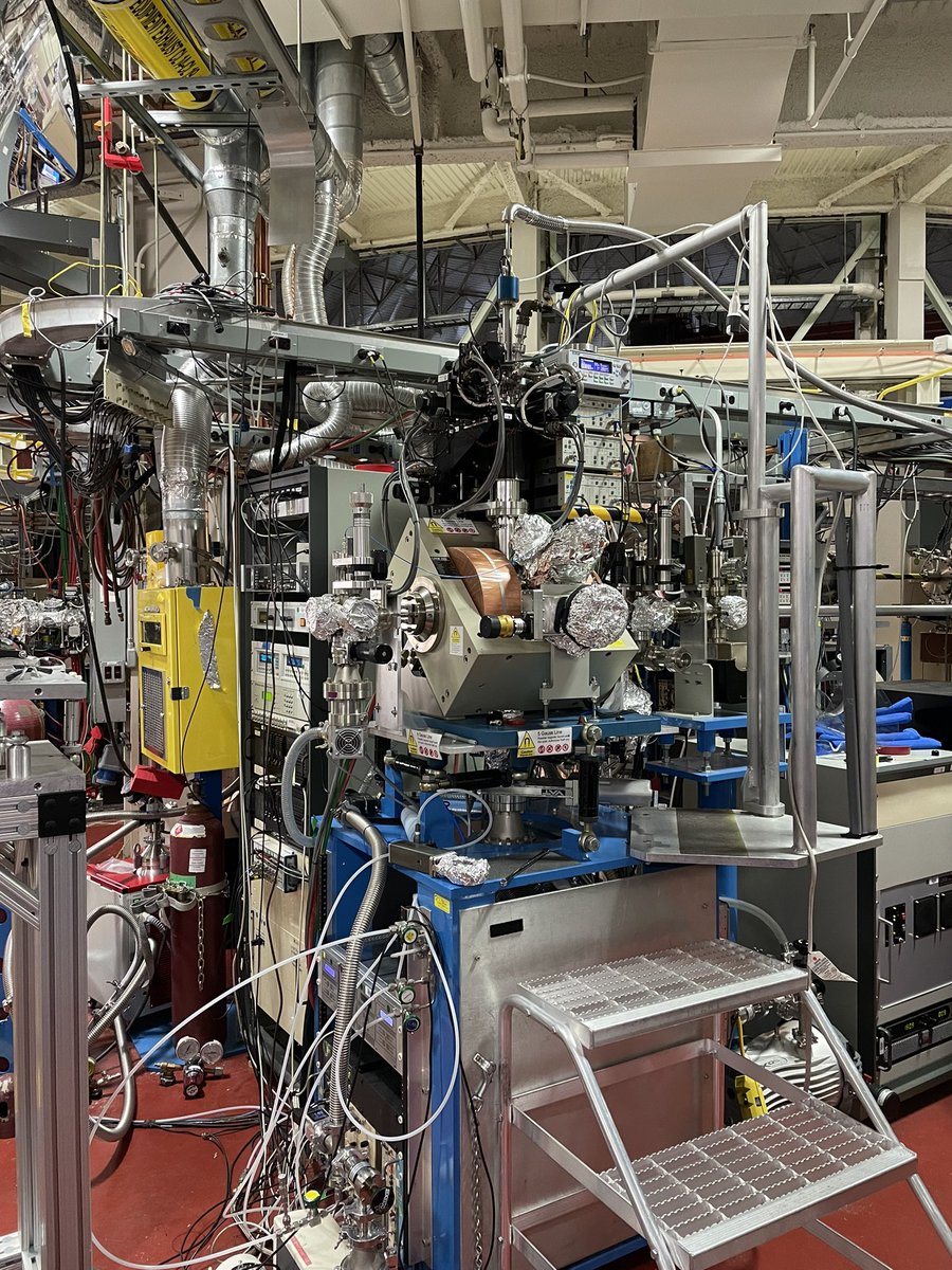 jasonhsu1003's tweet photo. Beamtime was a success! I’m glad my undergrad researcher Hannah was able to join me on this trip and not only learned a lot but actually carried out a bunch of data acquisitions! #berkeleyEECS https://t.co/3JTNwSzv8a