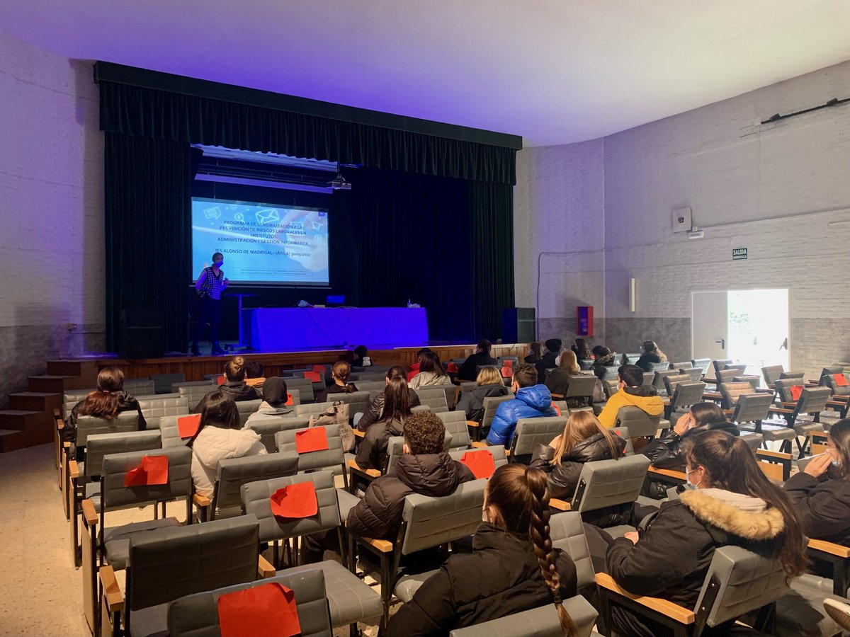 iesalonsodemad1's tweet photo. Los alumnos de #ASIR1, #AYF1, #DAW1, #GAD1, #IYCA, #IYC1, #IYC2 y #SMR1 también disfrutaron de la formación en #PRL impartida por Patricia, técnico del ASSL de @prevencionjcyl de #Ávila.
@empleojcyl @Ayto_Avila
#JCyL con la #PRL https://t.co/O6D1mB5dTR