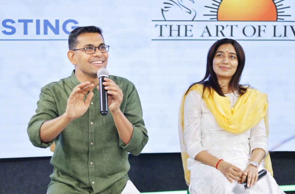 viratchirania's tweet photo. 1000 ppl learnt the Art Of Living along with Art Of Investing at this unique workshop:

Mind Control+Money Control! 

Brilliantly hosted by @VishalMalkan n @MeghanaVMalkan.Was fun to teach with my friend @shwetavyas1312 at this hightech studio! 

@SriSri 's wisdom is so practical https://t.co/x8MXpXtf7P