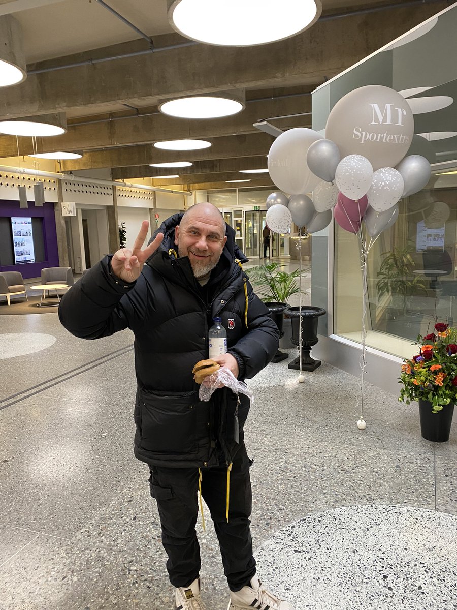IkaheimoJorma's tweet photo. Radiotalon aula on ihmeellinen. Siellä voi törmätä vaikka kehen! Tänään vastassa Markoolio! Kiitos hauskasta kohtaamisesta! Via @srfinska
#Markoolio https://t.co/oOxzIScTum