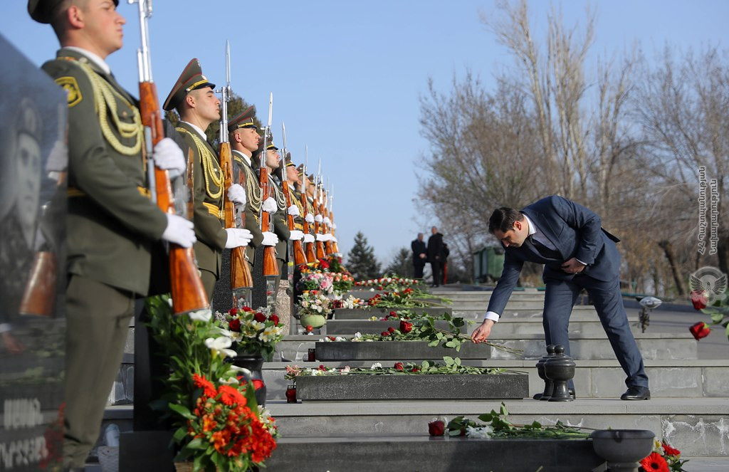 armenia_mod's tweet photo. The Prime Minister and #Defence Minister laid flowers at the tombs of the victims of the #Four_Day #War, Sparapet Vazgen Sargsyan, Commander Andranik Ozanyan and laid a wreath at the memorial to the fallen freedom fighters. https://t.co/9CB7738mmO