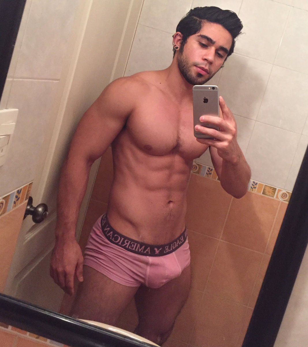 pene_cr's tweet photo. Isbo ojala un desnudo de él 🤤 https://t.co/e5TIAuDScG