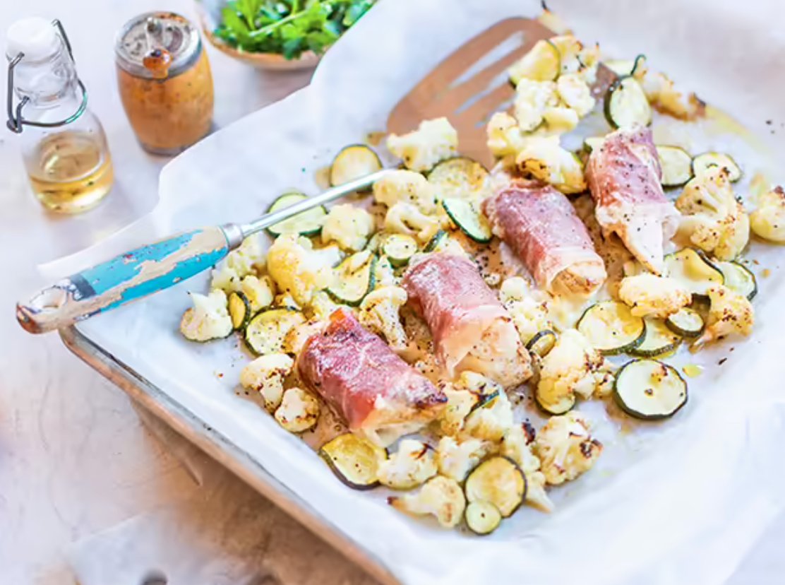 SOSCuisineFR's tweet photo. Un repas sur une plaque avec une petite touche festive 👌 Cette recette est tirée de nos menus Diabète. 
https://t.co/gcWk0Latkv https://t.co/IyoJFPP68P