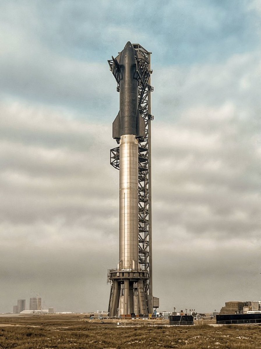 First an orbital launch then The moon and finally Mars <a href="/elonmusk/">Elon Musk</a> 
📸 <a href="/astrodeven/">deven perez</a>