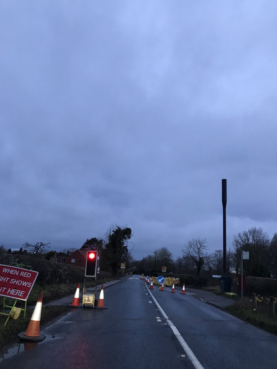 your_harrogate's tweet image. 🚨Travel🚨temp lights at #Spofforth