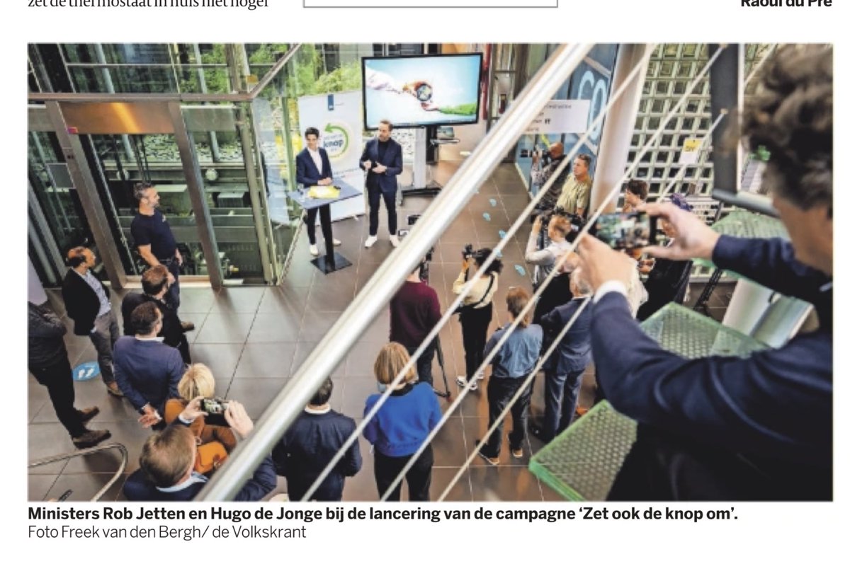 Eindelijk een verklaring voor de handjes van ⁦<a href="/hugodejonge/">Hugo de Jonge</a>⁩ … als kind veel schaar, papier, steen met zichzelf gespeeld.. #zetdeknopom