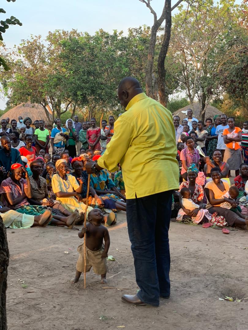 Abemigish's tweet photo. The bandage of #JacobOulanyah and children reminds me of the day Jesus said, "Don't stop them, let the children come to me!" This was such a magnificent epoch as Jacob shared time with children. #ContinueToRestInPeace https://t.co/35VADtzdWV