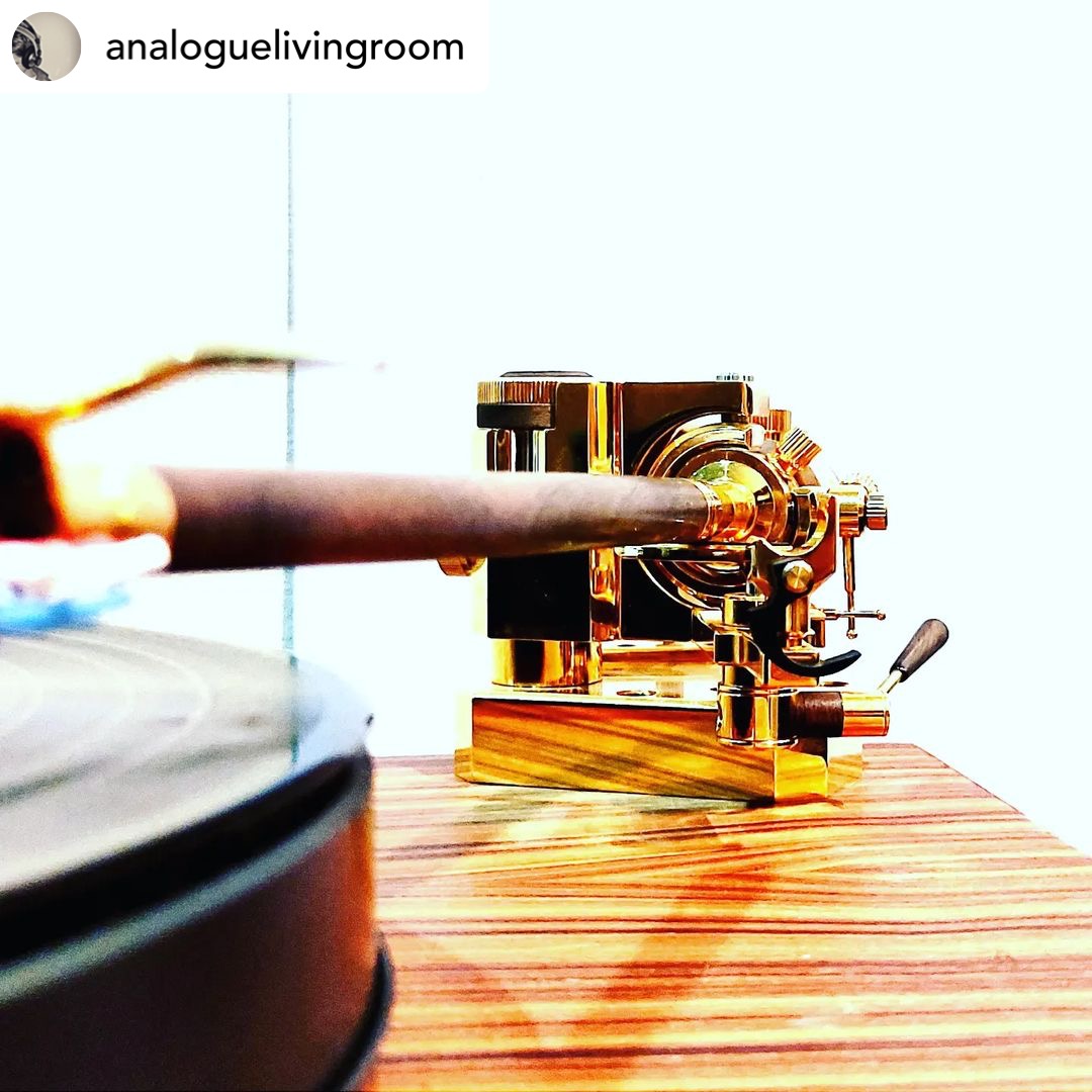AurisAudio's tweet photo. Repost • @analoguelivingroom

😯Beautifully crafted 🙌 ⭐⭐⭐⭐⭐
...Made from wood and 24 carat gold plated brass - AURIS Tangenta HAWK tonearm with Audio-technica AT33EV MC cart
°°°
#audio #audiotechnica #aurisaudio #vinyl #hifi #hifiporn #tonearms #tonearm #analog #analogue https://t.co/riYsoYe00Y
