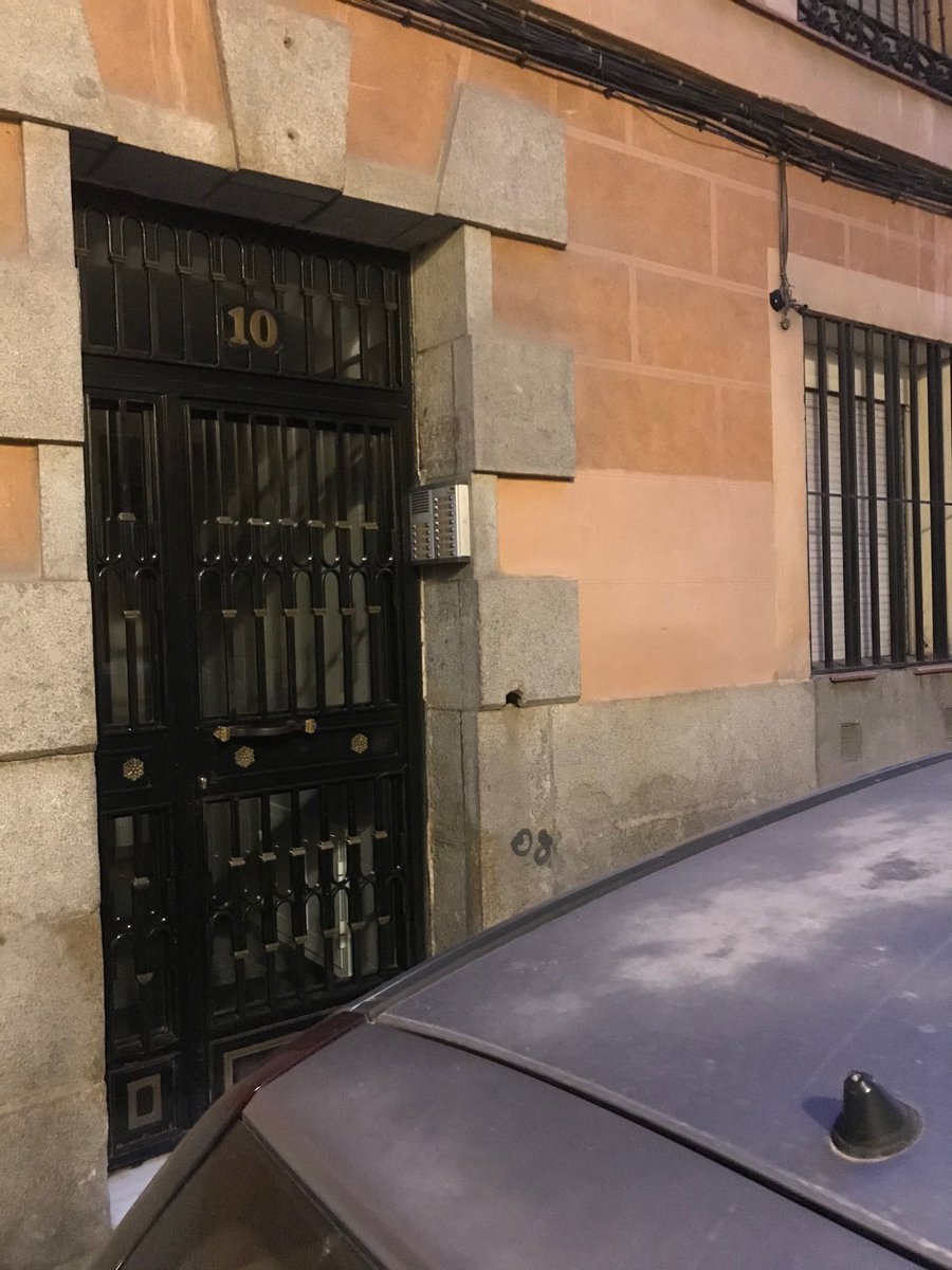 Hace 22 años vine a Madrid a buscarme la vida en este portal de Lavapies... Cantaba en el
Metro de Antón Martin y llegaba con las manos ✋ moradas de frío, con unas cuantas monedas y la cabeza llena de ideas para pelis... Hoy rodamos en esta calle mi nueva serie #LaNoviaGitana