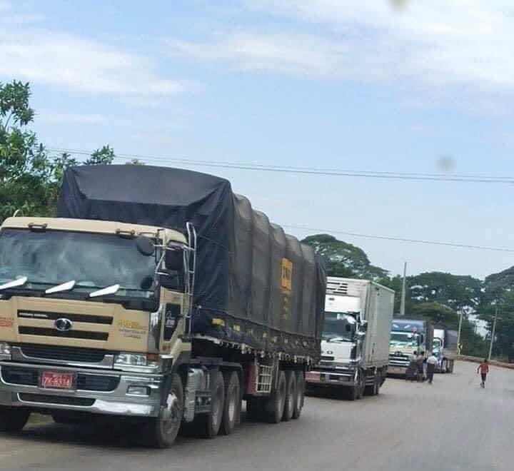 spring_2021's tweet photo. Fighting between Military Council and KNLA/anti-coup Joint forces near TawNaw Waterfall Kawkareik - Myawaddy Asia Road,Karen State has intensified since 7am on Apr4.Up to four passing vehicles on fire and all the vehicles are stopping on the road.(1/2)

#2022Apr4Coup https://t.co/zQBXn9nwlM