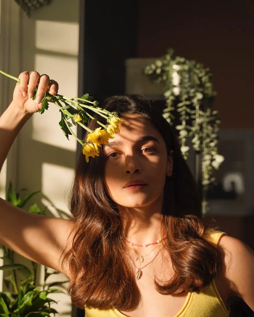 A hint of #yellow to brighten up your #Monday. Courtesy: #AliaBhatt 🌻 . . . #aliabhatt #sunshinestate #yellowaesthetic #gangubai #gangubaikathiawadi #aliabhattfans #sunshinetherapy #sun #sunnydays #glowinthedark #glowglowing #nirogdarpan