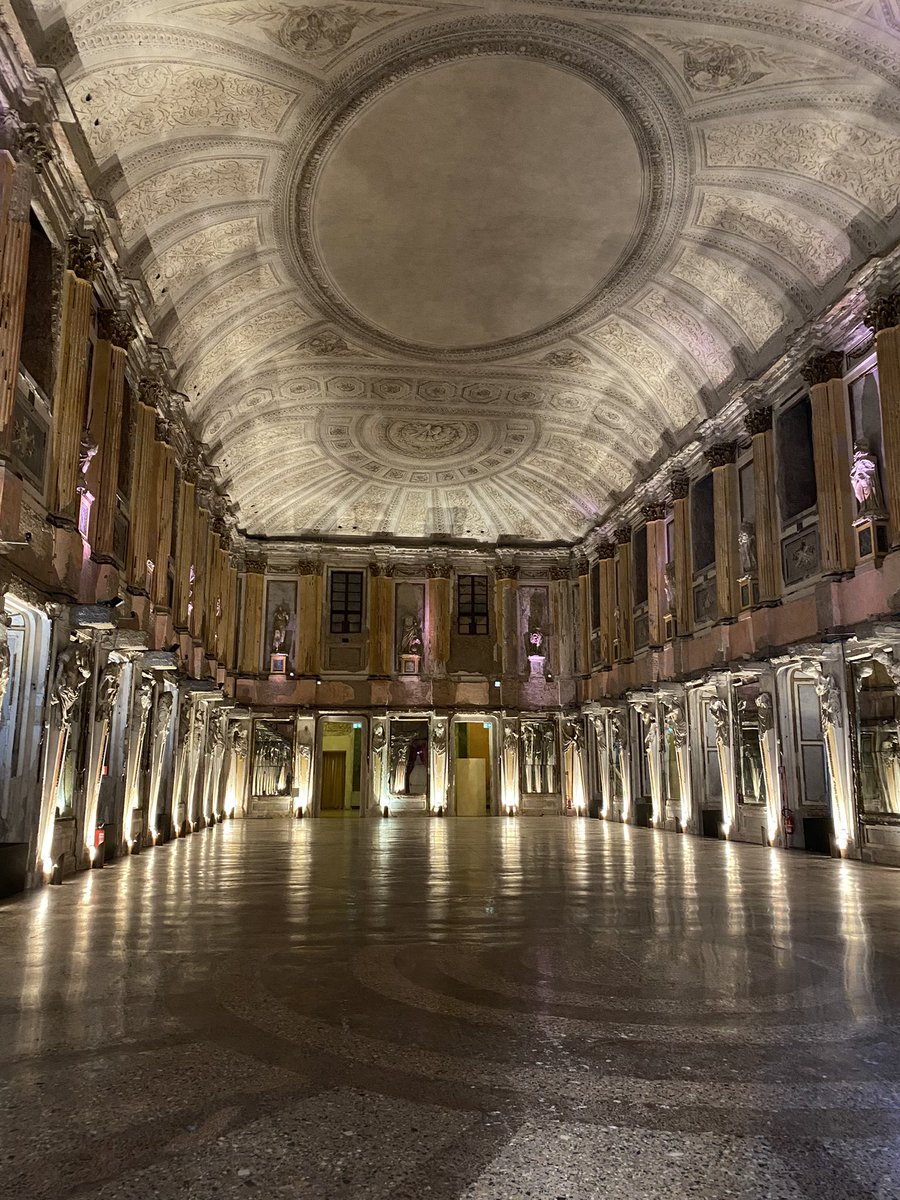 paolomaggioni's tweet photo. La Sala delle #Cariatidi di #PalazzoReale a #Milano. Il salone delle feste fu scoperchiato dalle bombe nel ‘43, ricostruendo si lasciarono intatte alcune ferite del conflitto. Una cicatrice che parla al mondo. Quarantesimo giorno di guerra in #Ucraina https://t.co/MGhlmpvdyJ