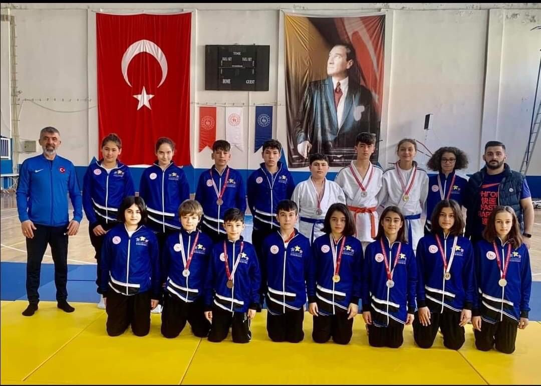 Mersin/Silifke’de yapılan Anadolu Yıldızlar Ligi Judo müsabakalarında Gençlik ve Spor Merkezi adına öğrencilerimizden Sudenur Özdil 1., Hamza Buğra Uçar 2., Osman Bekir Açar2., Malik Kaan Baysal 7. olmuştur. Aksaray’da yapılacak yarı finallerde başarılar diliyoruz.