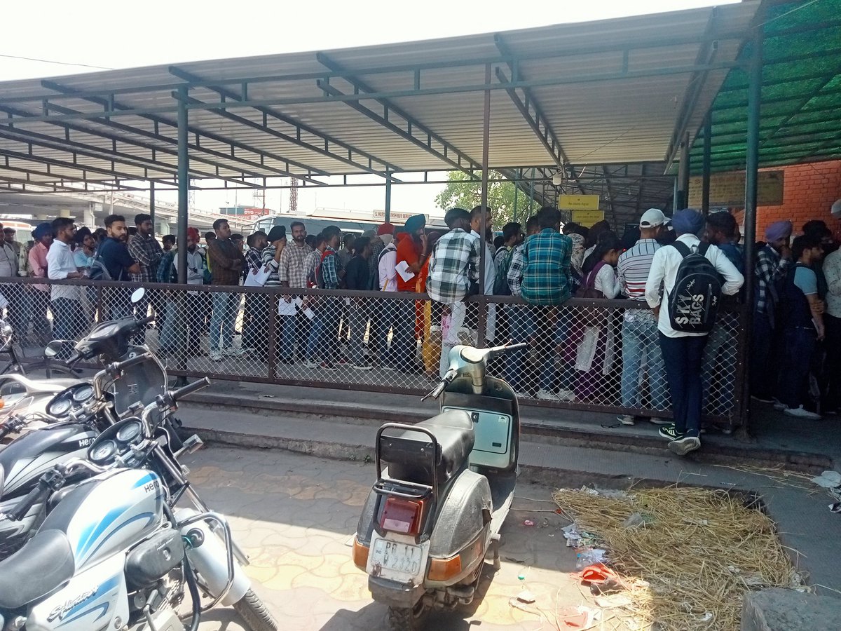 AMRISH1213's tweet photo. It is kindly requested to @BhagwantMann @PunjabGovtIndia @CMOPb @prtc please make the online students bus pass system. Students are wasting their precious study time in the long queue standing patiala bus stand. @ZeeNews @newspunjab @thetribunechd @punjabkesari @PbiUniPatiala https://t.co/HQcW5PfL2n