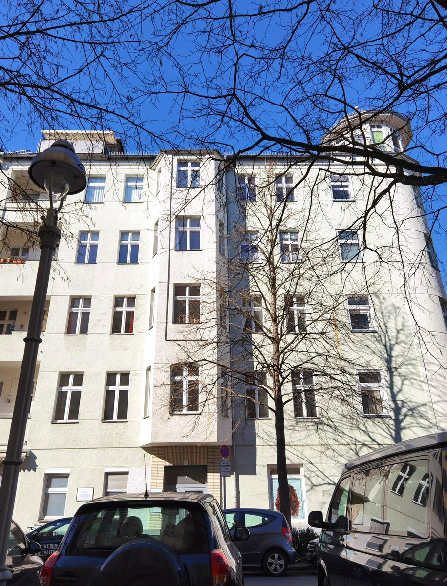 Stift_und_Bogen's tweet photo. Krefelder Straße 7. Erinnerung an Dr. Mohamed "Mod" #Helmy. Der Arzt versteckt ab 1942 eine jüdische Familie vor dem Naziterror - hier und auch an anderen geheimen Orten, jeweils mit der Hilfe mehrerer guter Bekannter und von Frieda #Szturmann, die seine Patientin ist.
#Berlin https://t.co/Br9vPBGVOo