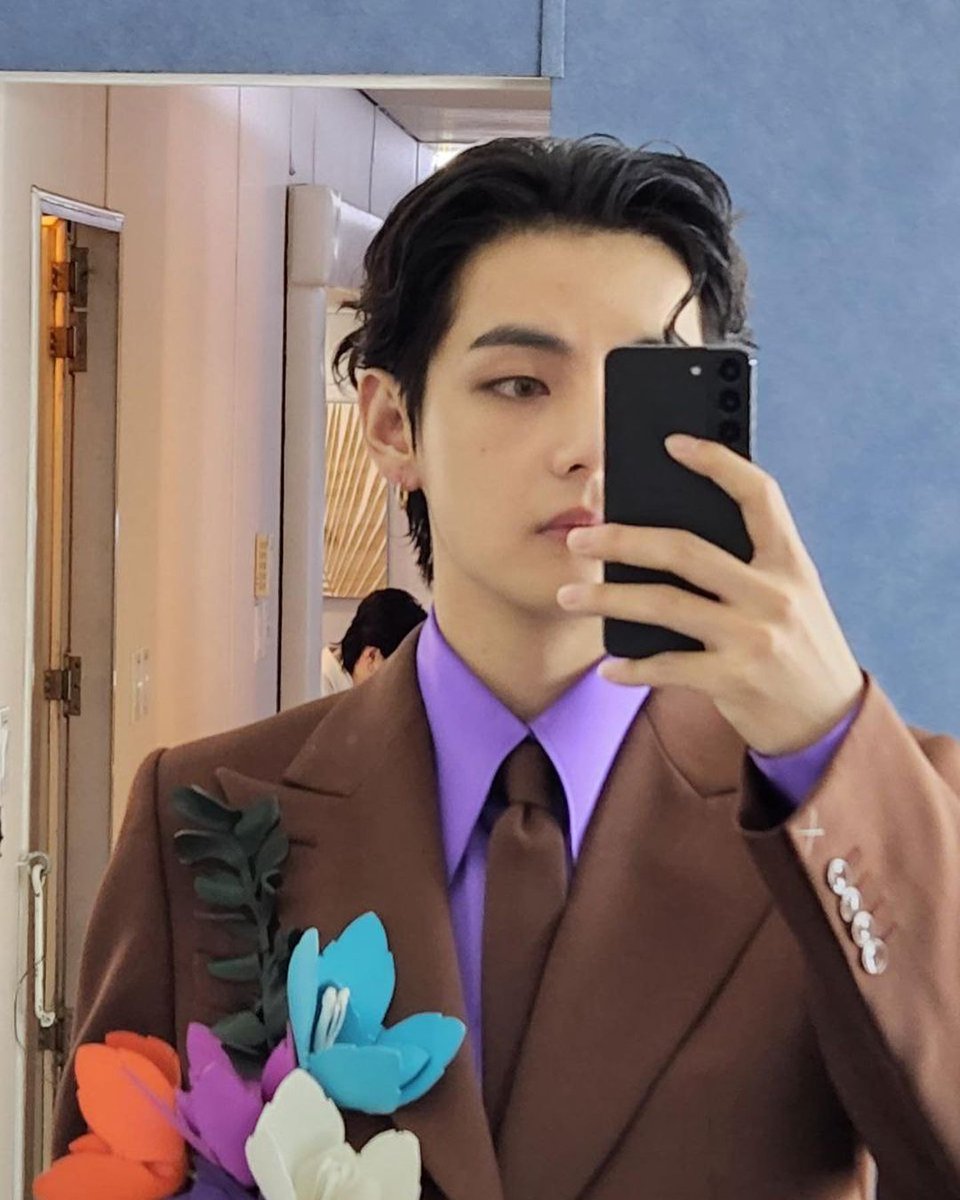 min131018's tweet photo. Ai nói gì thì nói với tui hôm nay anh Kim choáy vcl ra🥴🥴
Không thích thì dạt ra để tui tới với ảnh 😚
#KIMTAEHYUNG https://t.co/NDwdVrZ7hA