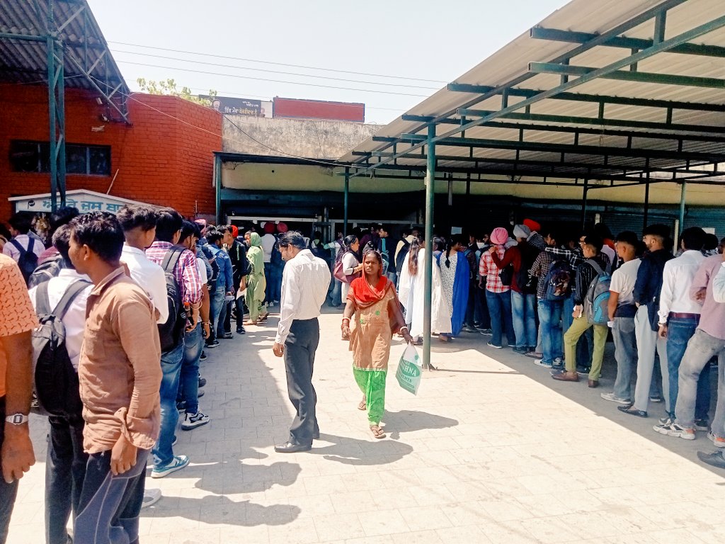 AMRISH1213's tweet photo. It is kindly requested to @BhagwantMann @PunjabGovtIndia @CMOPb @prtc please make the online students bus pass system. Students are wasting their precious study time in the long queue standing patiala bus stand. @ZeeNews @newspunjab @thetribunechd @punjabkesari @PbiUniPatiala https://t.co/HQcW5PfL2n
