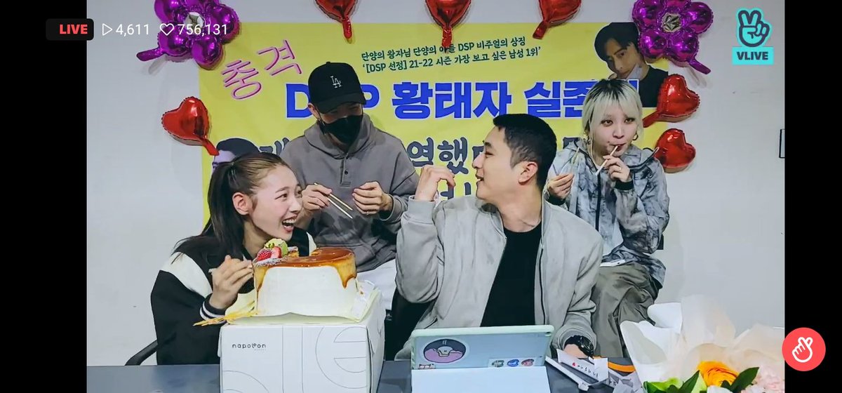 HiddenMyday's tweet photo. Finally #KARD ot4!!!!
So happy to see them all together again!!
#WELCOMEBACKJSEPH
#JSEPH_IS_BACK
#드디어_컴백_제이셉
#JSEPH #BM #Jiwoo #Somin #HiddenKard https://t.co/tOfgDOoPPp