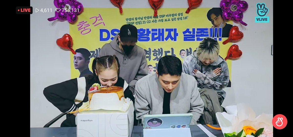 HiddenMyday's tweet photo. Finally #KARD ot4!!!!
So happy to see them all together again!!
#WELCOMEBACKJSEPH
#JSEPH_IS_BACK
#드디어_컴백_제이셉
#JSEPH #BM #Jiwoo #Somin #HiddenKard https://t.co/tOfgDOoPPp