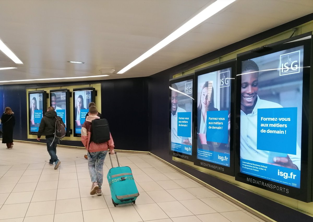 En alerte électricité <a href="/rte_france/">RTE</a>, on a moins grillé les tartines ce matin.
Heureusement, parce que à la gare, ils avaient oublié d'éteindre les écrans publicitaires.
#transitionjuste ou pas.
Trop compliqué <a href="/ConnectGares/">SNCF Gares & Connexions</a> et <a href="/ilevia_actu/">ilévia</a> à éteindre ?