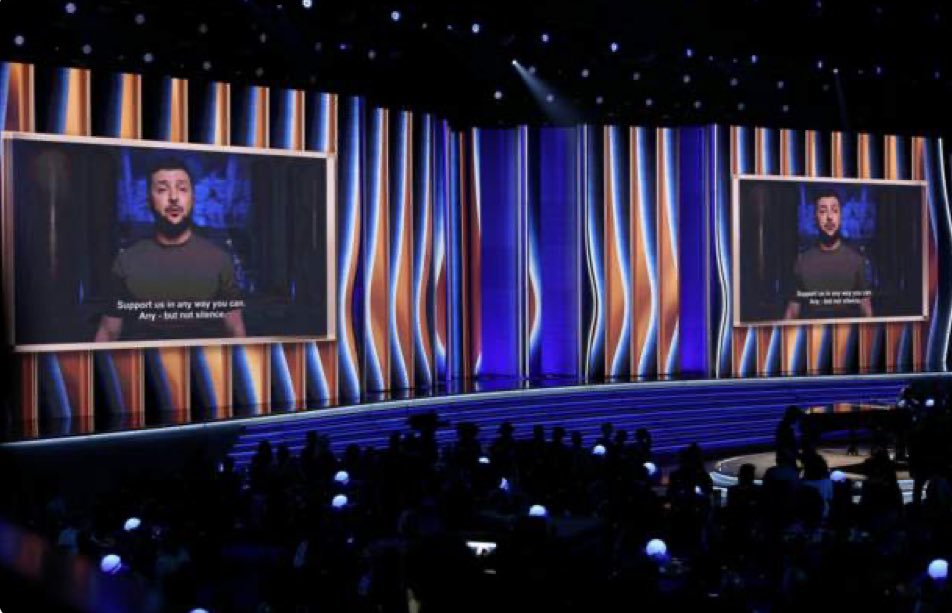 anatoliisharii's tweet photo. This is not a joke. Our PR moron is already at the Grammy. Tomorrow there will be a speech at the congress of Icelandic flower growers. Flower growers will stand up and applaud this clown for a long time🤦‍♂️🤡 https://t.co/MTS6lKZmKu