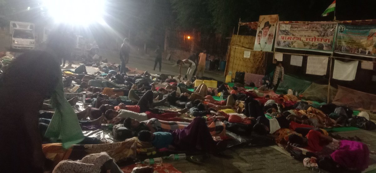 Keshavyadav2720's tweet photo. #SSCGD2018 अभ्यर्थियों के संविधान चौक नागपुर में आमरण अनशन के आज #32वें दिन रात को #3बजे का दृश्य देख सकते हैं
ये युवा आज देश सेवा की जगह फुटपाथ पर सोने को मजबूर है
@nitin_gadkari जी जल्द इन युवाओं को न्याय दिलाने में मदद करें🙏🏻
#sscgd_2O18_ProtestNagpur 
@AmitShah @narendramodi https://t.co/gjQEcXOPEN