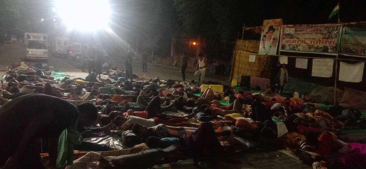 Keshavyadav2720's tweet photo. #SSCGD2018 अभ्यर्थियों के संविधान चौक नागपुर में आमरण अनशन के आज #32वें दिन रात को #3बजे का दृश्य देख सकते हैं
ये युवा आज देश सेवा की जगह फुटपाथ पर सोने को मजबूर है
@nitin_gadkari जी जल्द इन युवाओं को न्याय दिलाने में मदद करें🙏🏻
#sscgd_2O18_ProtestNagpur 
@AmitShah @narendramodi https://t.co/gjQEcXOPEN