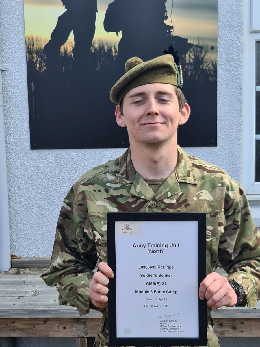 6SCOTS's tweet photo. Over the weekend Pte Pipe completed his MOD 3 course - seen here on parade collecting his award for ‘Soldiers Soldier’. 

Outstanding result ! 

Notably he is the first 6 SCOTS soldier to pass training wearing the new black hackle. 

@The_SCOTS @7SCOTS @The_Black_Rats @ASengaged https://t.co/KEV1bwCa6v