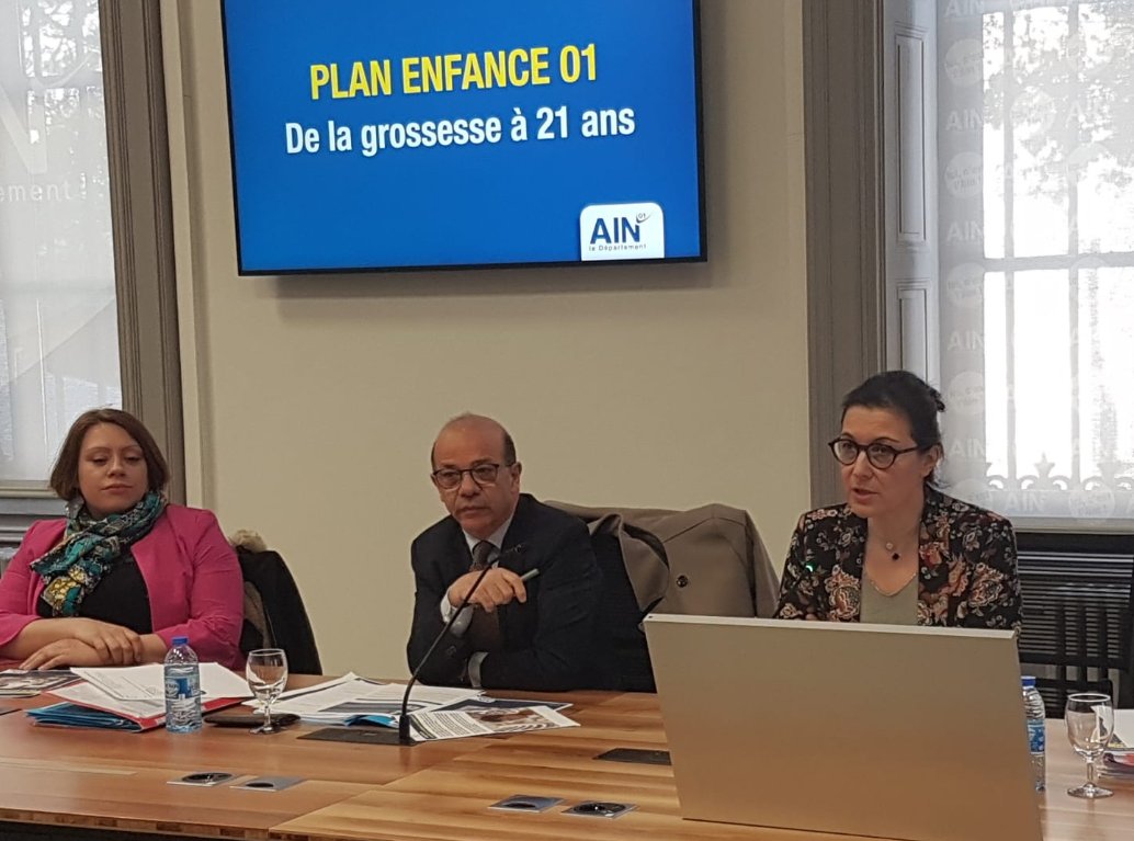 Departement_AIN's tweet photo. Point presse📌Avec 7000 naissances/an, le Département de l’#Ain a fait de sa politique familiale un sujet central. Le "Plan #Enfance 01, de la grossesse à 21 ans", définit les nouvelles orientations en faveur de toutes les familles aindinoises ➡️https://t.co/y6dpLWxGJk https://t.co/ah3eEYox5S