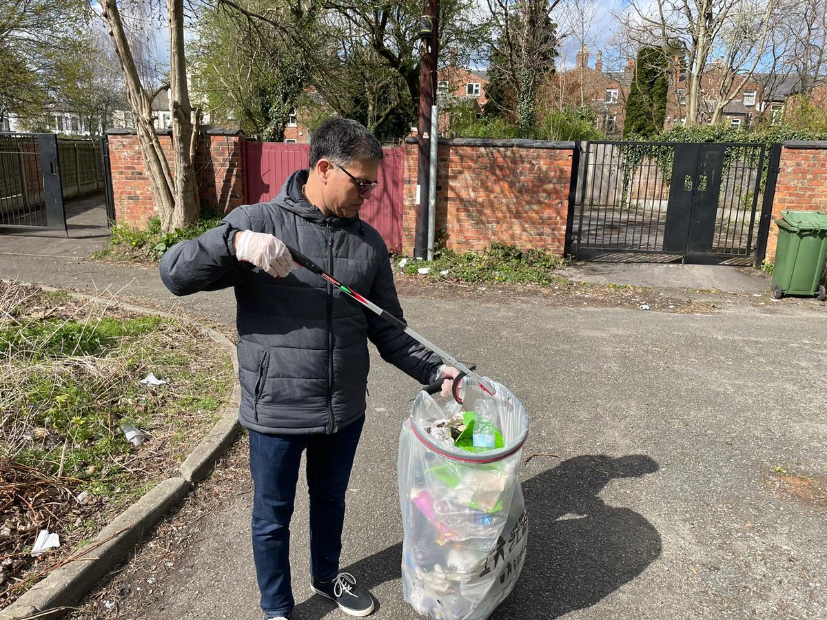 zafarbeg5's tweet photo. Yesterday/Sunday rubbish picking in Longsight… https://t.co/ZePRwCMXFr
