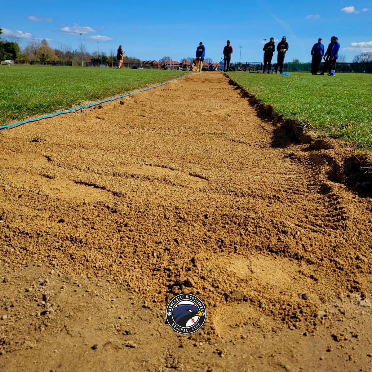 NCLNighthawks's tweet image. Bye bye beach! 👋

A new surface. A new season. Same old Nighthawks spirit 💪

Thank you to everyone who came down and got their hands dirty ahead of our first home game of the season next week! ⚾