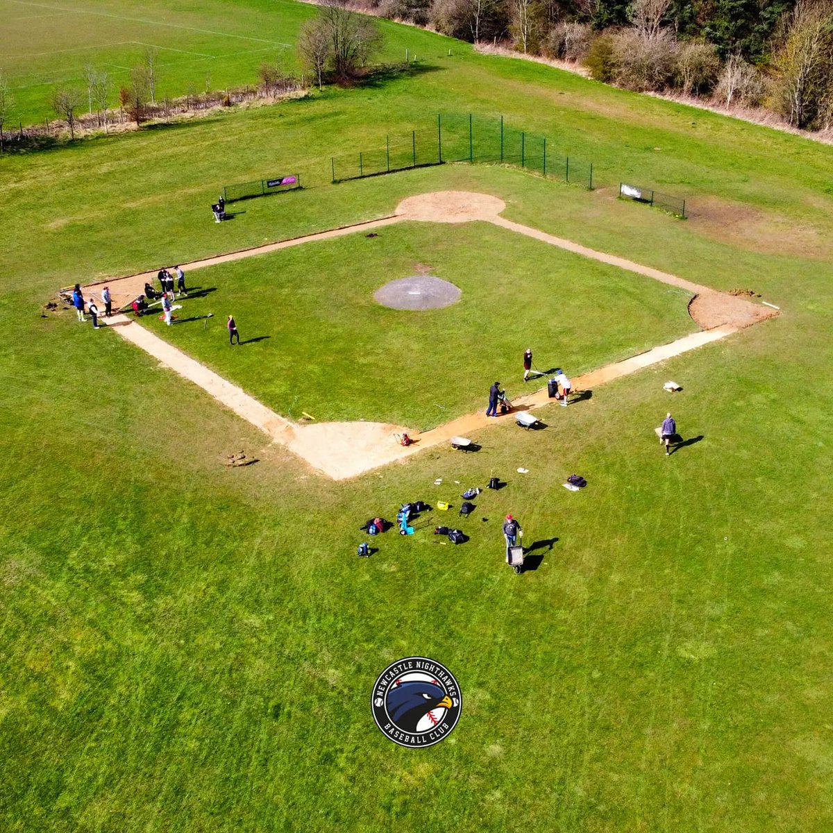 NCLNighthawks's tweet image. Bye bye beach! 👋

A new surface. A new season. Same old Nighthawks spirit 💪

Thank you to everyone who came down and got their hands dirty ahead of our first home game of the season next week! ⚾