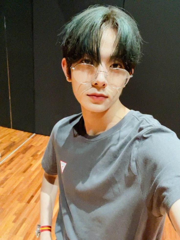 justhee01's tweet photo. #ENHYPEN; Heeseung with glasses https://t.co/p9pDJPNViL