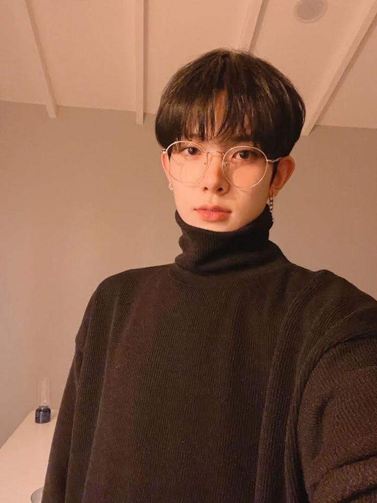 justhee01's tweet photo. #ENHYPEN; Heeseung with glasses https://t.co/p9pDJPNViL