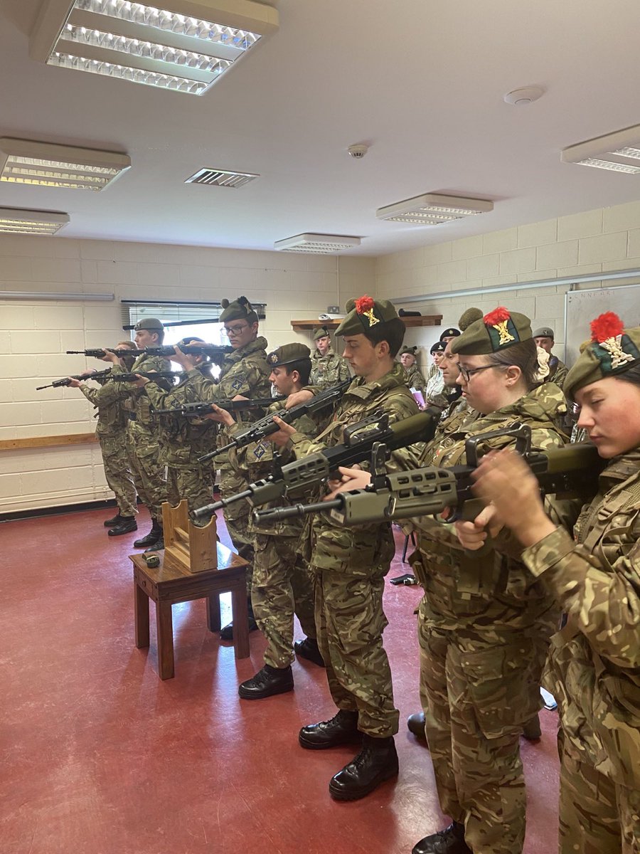 CTTScotland's tweet photo. They're on form here at the SCIC. Snr Cdts being put through the mechanics of teaching a SAA lesson, also covering SQA they should bag come the end of the week. Looks like a good week ahead for these ACF Snr Cdts. 🇬🇧💂‍♂️👍 @SO1TrgHQCadets @Fighting51st @ArmyDComd51Bde @ColCdts51X https://t.co/vkQfQCxzJy