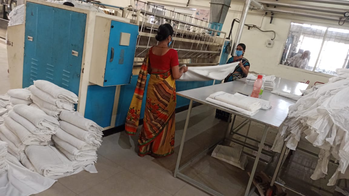 CPRONCR's tweet photo. Glimpses of mechanised laundry in operation at Prayagraj..
Out of 56 NCR owned trains which have to be provided with #bedrolls, provision of linen has already been resumed in 44 and curtains have been reinstated in 54 trains.
Work for remaining is on war footage. https://t.co/hC07ZFXtDk