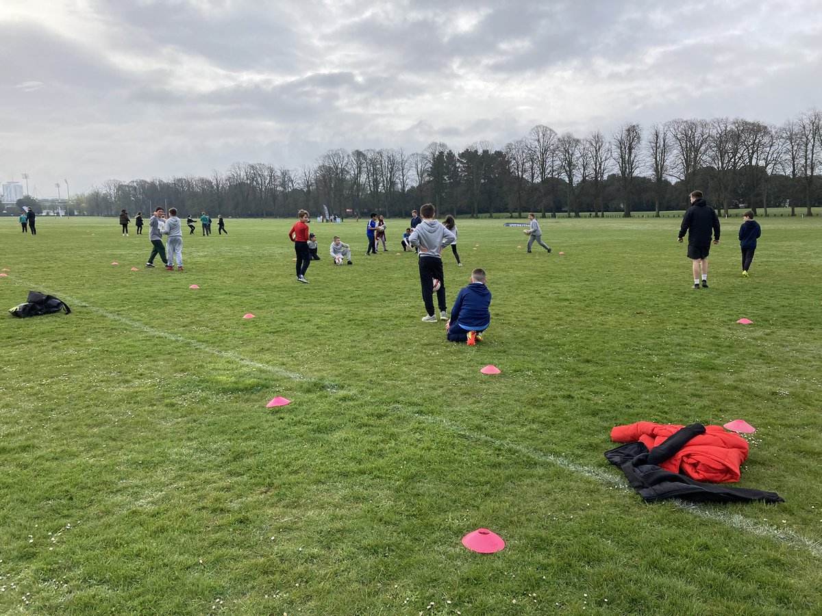Plant o ysgolion De Caerdydd yn cymryd rhan yn ein Prosiect Gwaddol heddiw tra fod y 7s yn mynd ymlaen. Diolch am ddod!

Children from schools from South Cardiff are taking part in our Legacy Project whilst the 7s is going on. Thank you for coming!