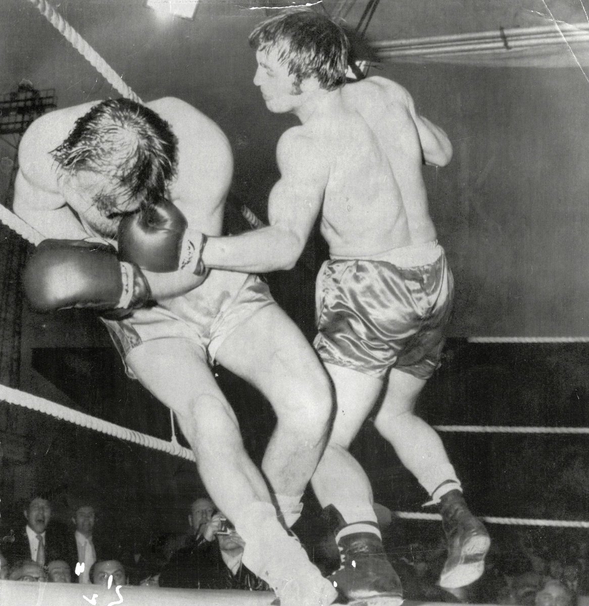 ‘Dangerous’ Danny McAlinden sinks a left hook into Jack Bodell at Villa Park in June 1972. The former British and Commonwealth heavyweight champion moved to Coventry in 1951 and trained at Edgwick ABC whilst working at the Standard Motor Company #boxinghistory #boxingnews #boxing