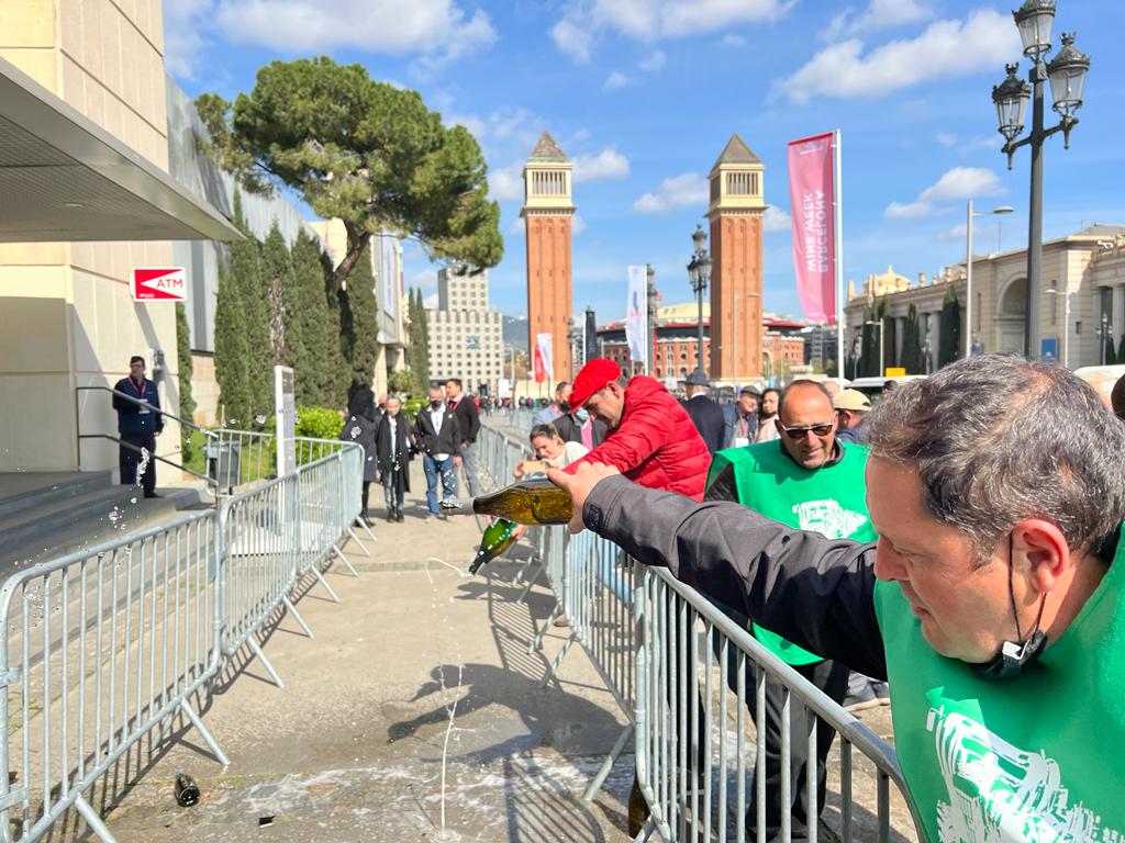 uniopagesos's tweet photo. 📢🍇 @uniopagesos protesta contra els preus extremadament baixos que paguen els cellers pel #raïm i el #vi davant de la @bcnwineweek i demana a @agriculturacat i al @mapagob solucions urgents per al sector. ➡️https://t.co/X1j2ghDjgp https://t.co/bcFL5TGRa8