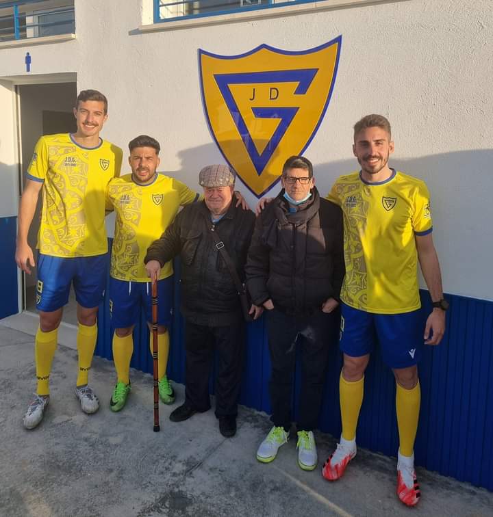 En la inaguracion del nuevo gradas, *kiri' gimnacion vestuario bar con mis juglares del <a href="/jdginesoficial/">𝙅𝙪𝙫𝙚𝙣𝙩𝙪𝙙 𝘿𝙚𝙥𝙤𝙧𝙩𝙞𝙫𝙖 𝙂𝙞𝙣𝙚𝙨</a> formamos en alevin y infantiles con el cuerpo técnico roque de entrenador y yo <a href="/MarcosGarcaGar9/">Marcos García Garrido</a> de delegado y utillero en el equipo muchas gracias a ellos