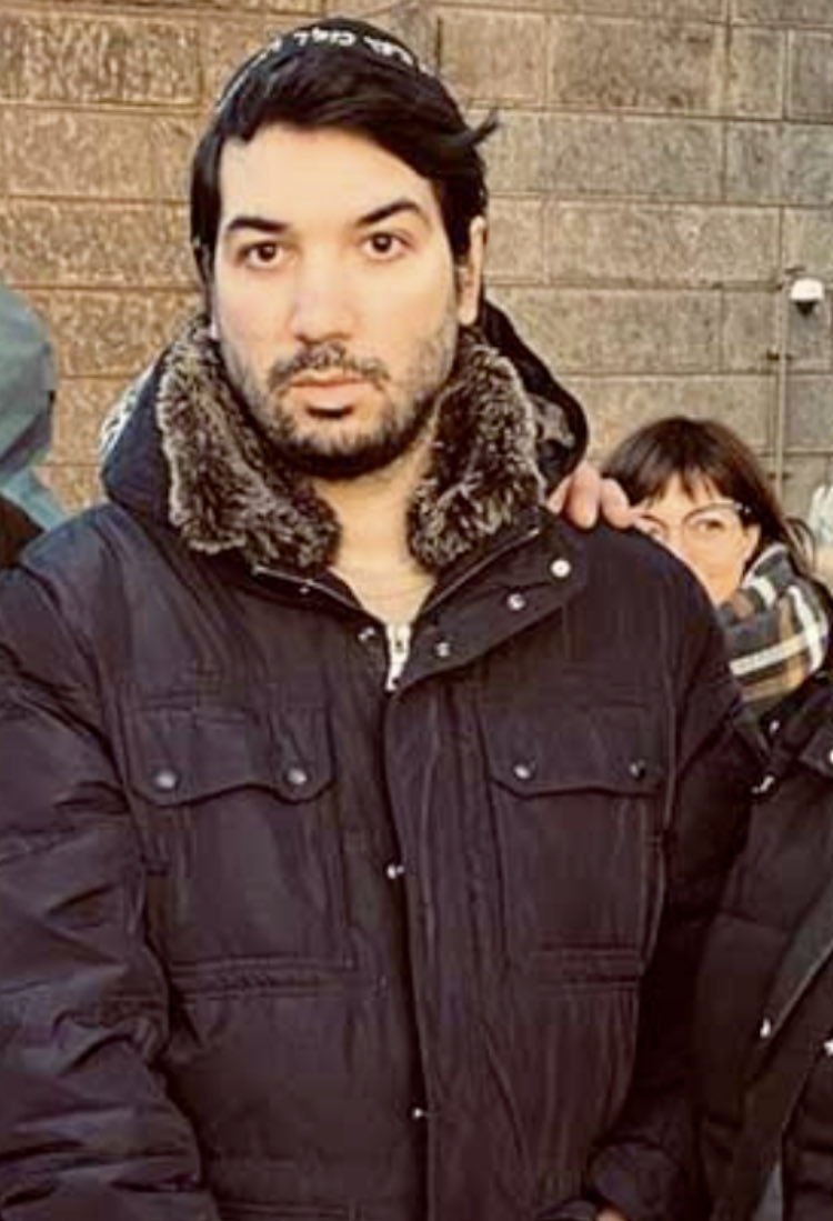 Il s’appelait #JeremyCohen. Il portait une kippa. Agressé par une bande. Il est tabassé. Il tombe. Il se relève, court, et dans sa fuite est écrasé par un tramway. Transporté à l’hôpital en état d’urgence absolue, il meurt. ⁦<a href="/radioshalom94_8/">Radio Shalom</a>⁩  ⁦<a href="/abouafbernard/">BernardAbouaf</a>⁩